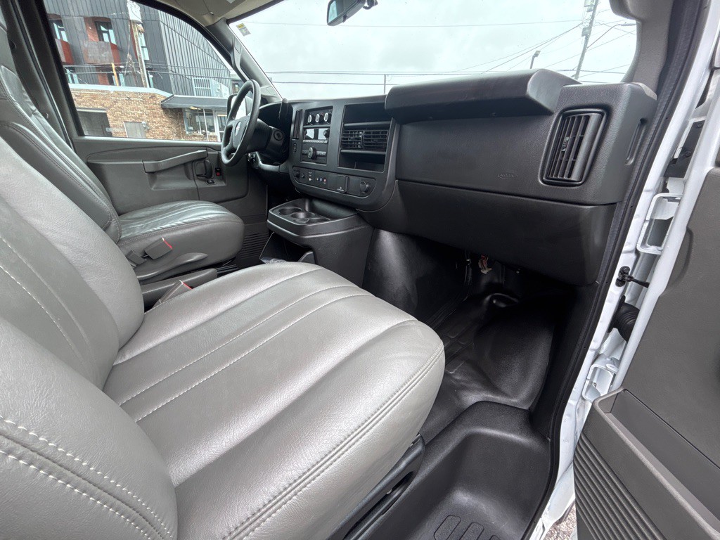 2023 GMC Savana Image 15