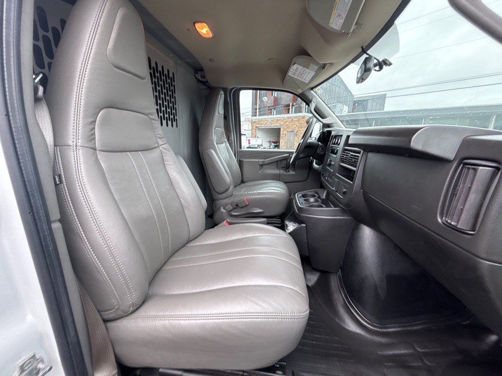 2023 GMC Savana Image 16