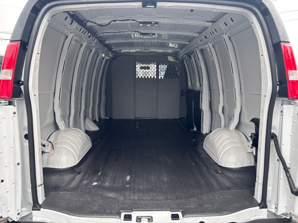 2023 GMC Savana Image 17