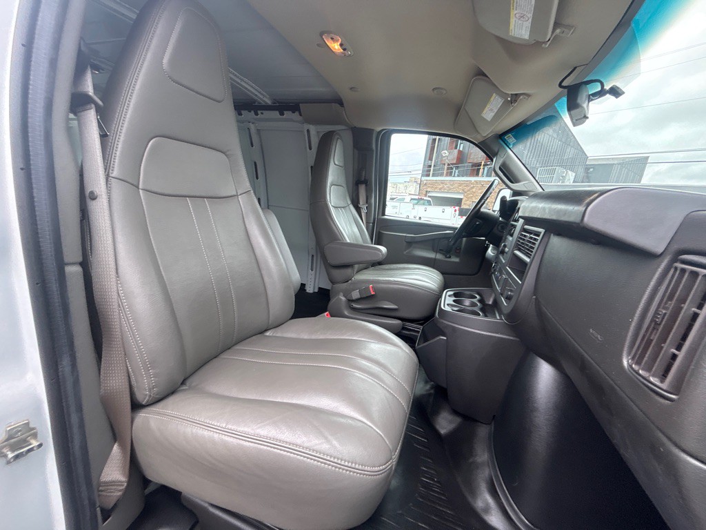 2022 Chevrolet Express Image 18