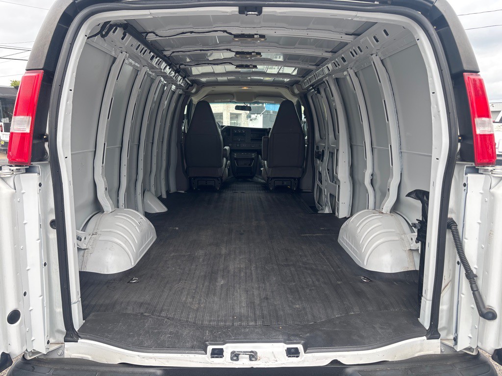 2022 Chevrolet Express Image 19