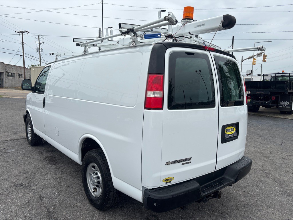 2016 Chevrolet Express Image 3