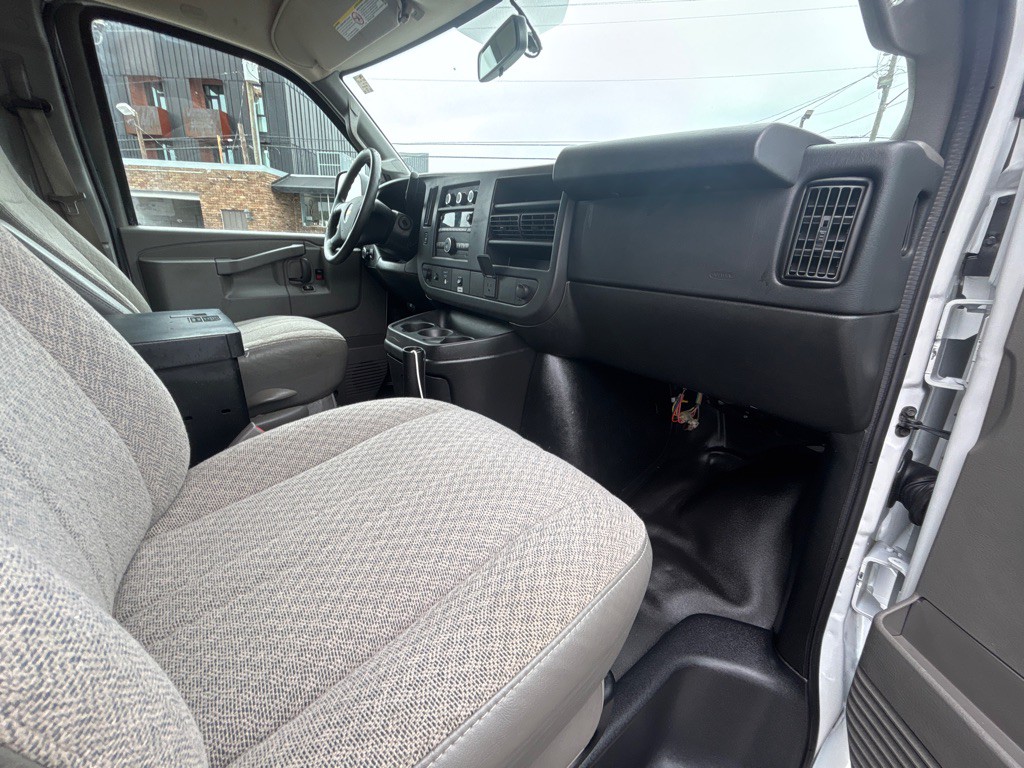 2016 Chevrolet Express Image 16