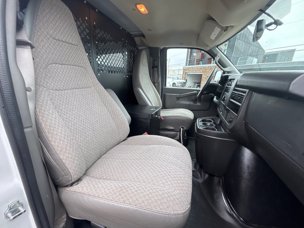2016 Chevrolet Express Image 17
