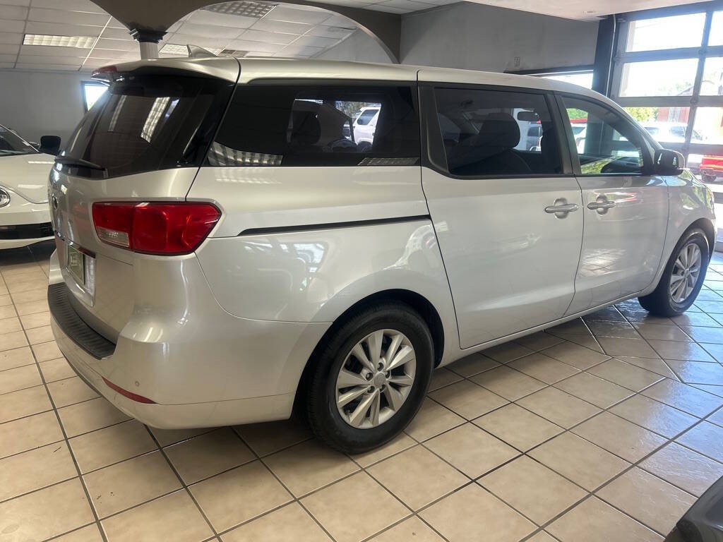 2015 Kia Sedona Image 4