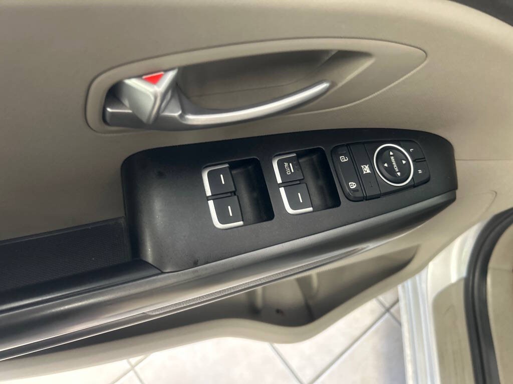 2015 Kia Sedona Image 11