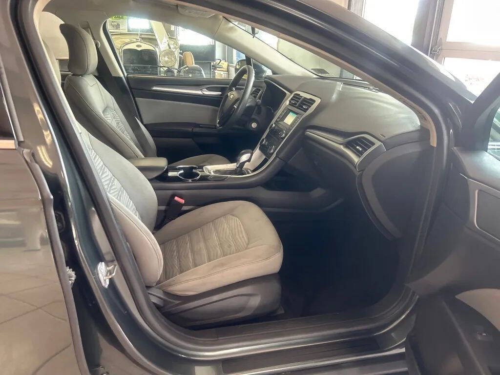 2016 Ford Fusion Image 28