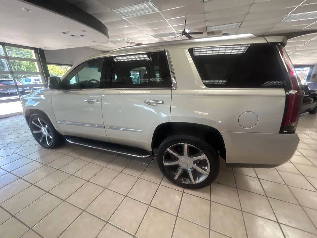 2016 Cadillac Escalade Image 2