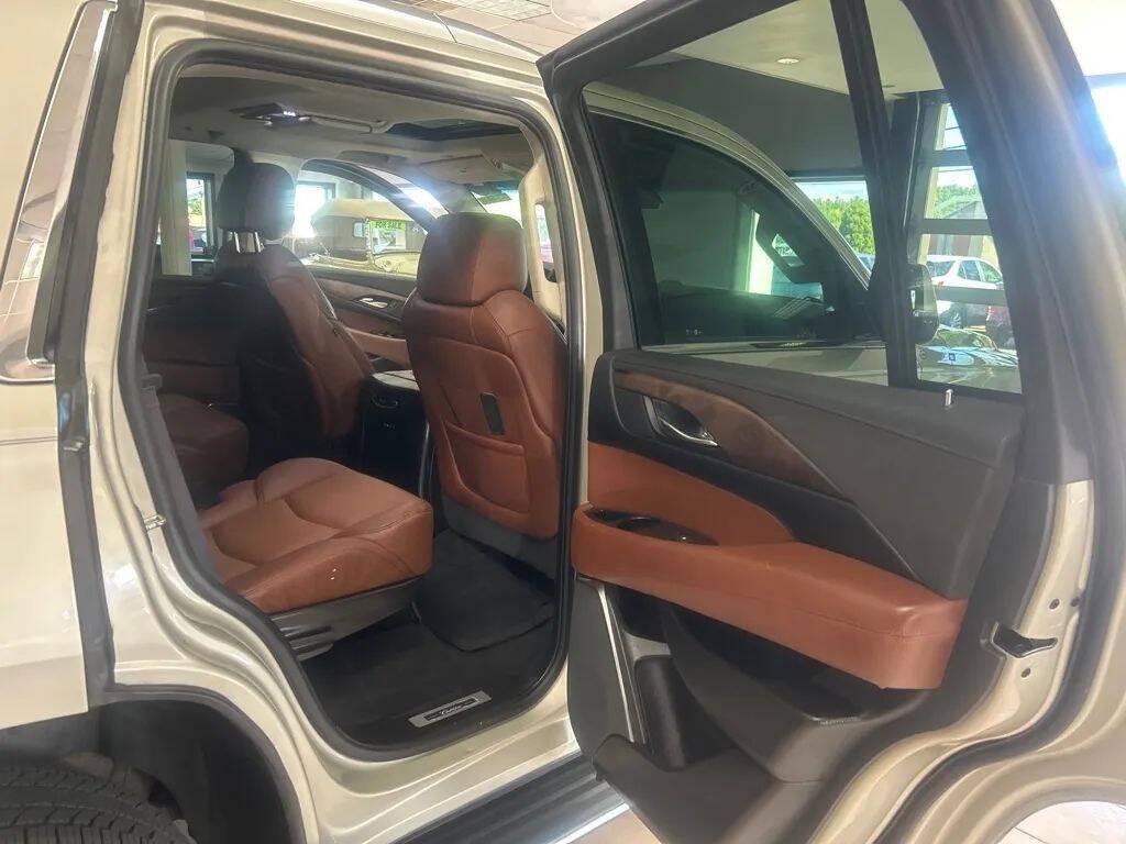 2016 Cadillac Escalade Image 28