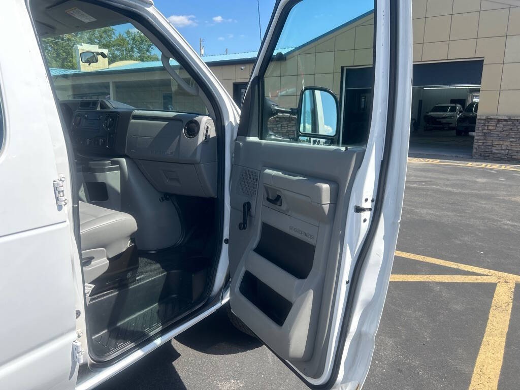 2013 Ford E-Series Image 24
