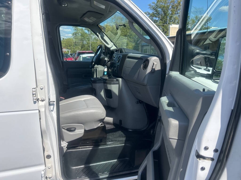 2013 Ford E-Series Image 25
