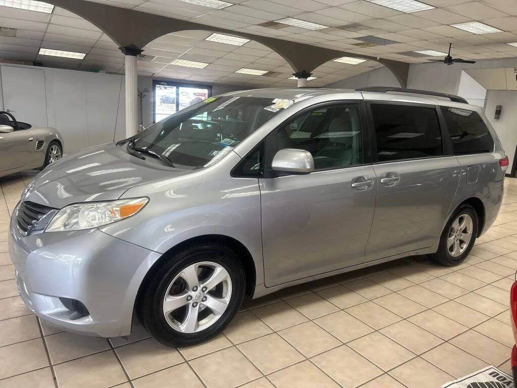 2014 Toyota Sienna Image 1