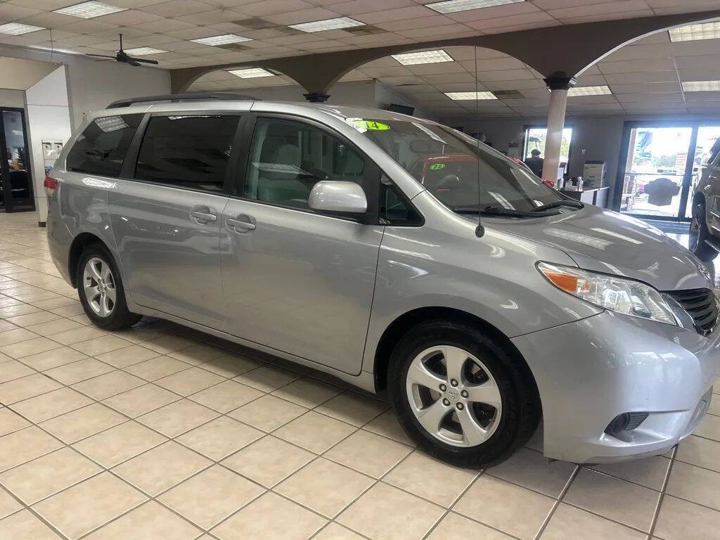 2014 Toyota Sienna Image 5