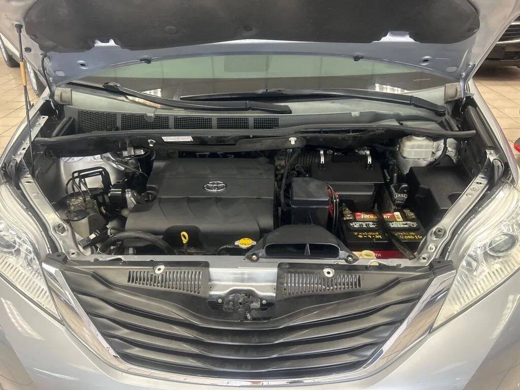 2014 Toyota Sienna Image 7