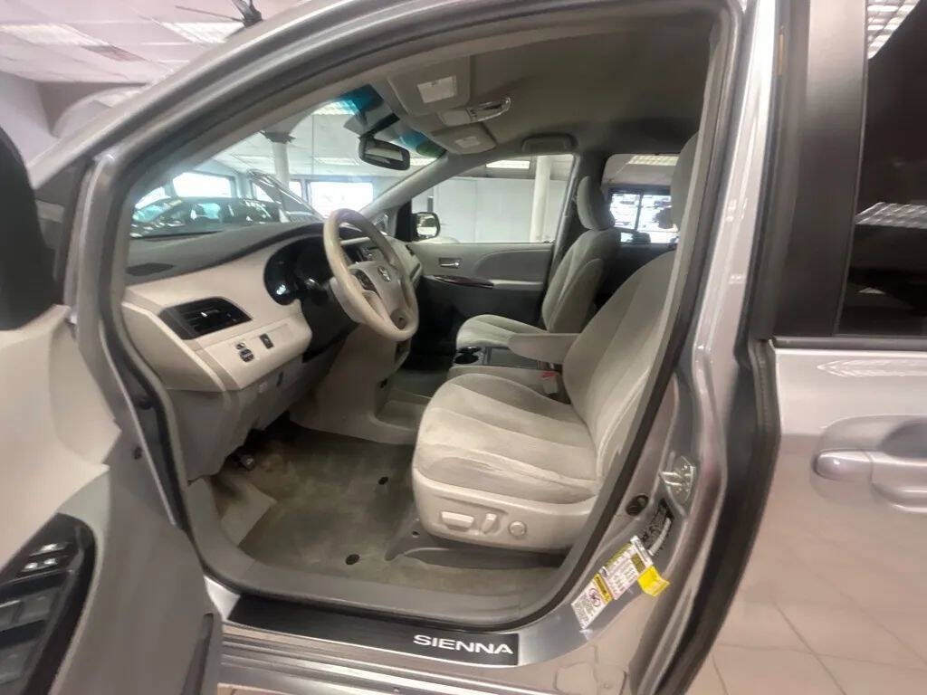2014 Toyota Sienna Image 11