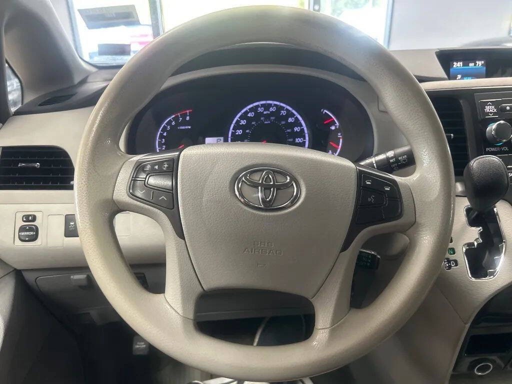 2014 Toyota Sienna Image 12