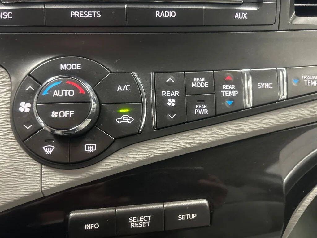 2014 Toyota Sienna Image 16