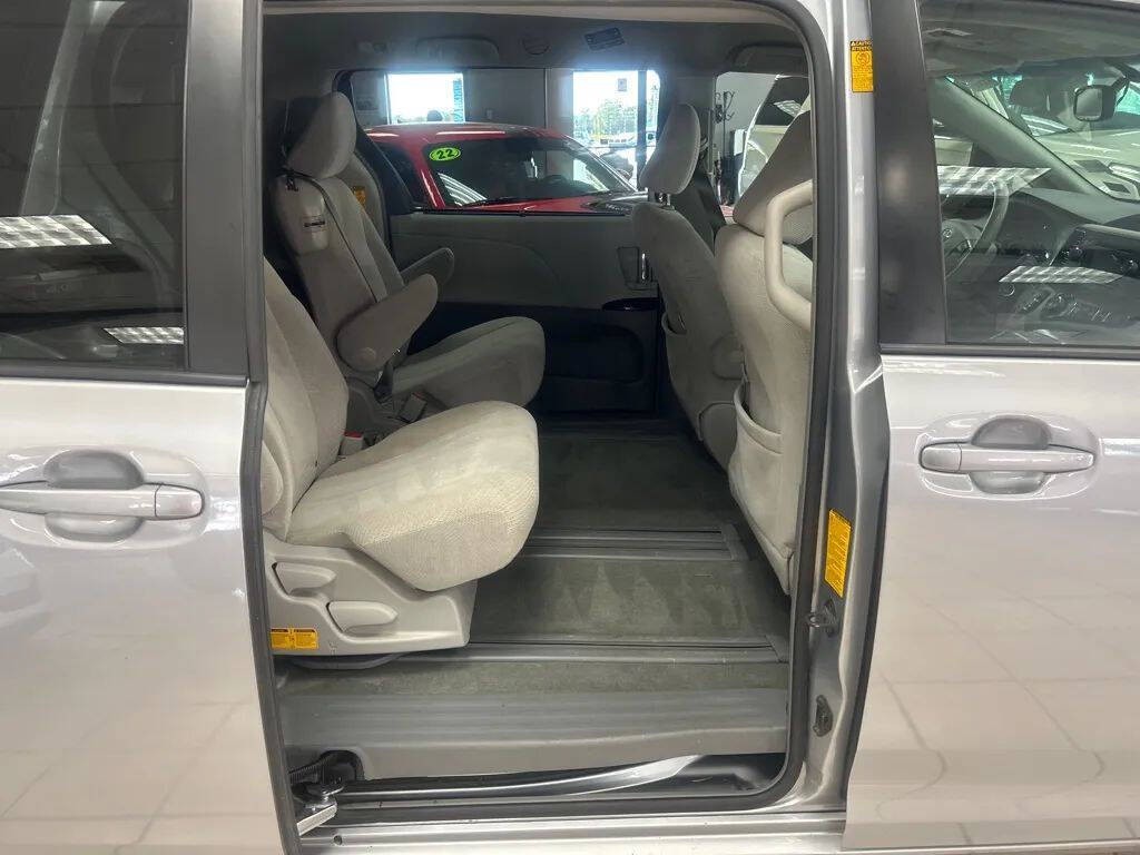 2014 Toyota Sienna Image 25