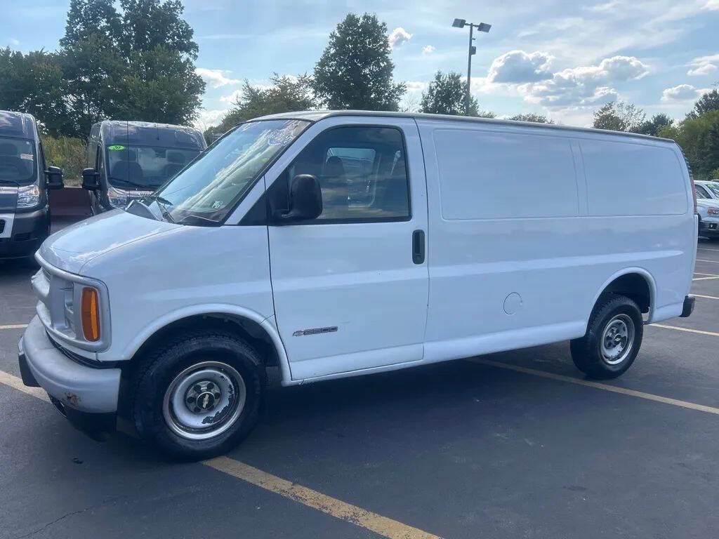 2001 Chevrolet Express Image 1