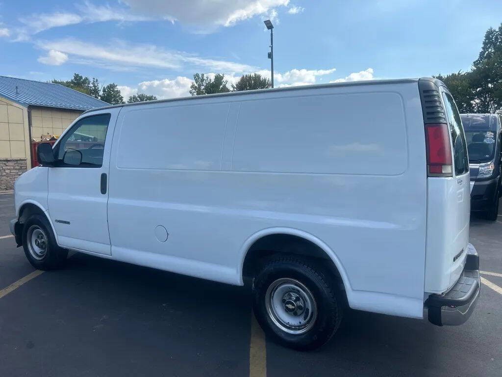 2001 Chevrolet Express Image 2