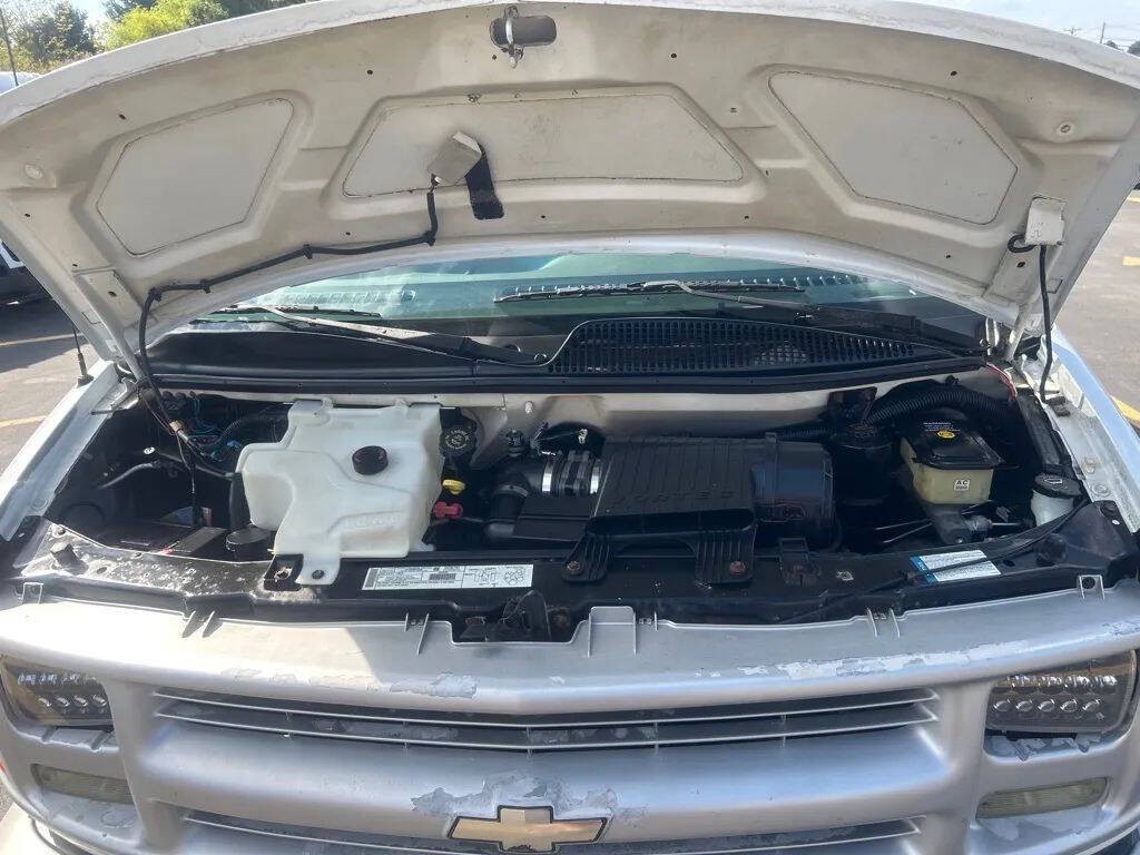 2001 Chevrolet Express Image 7