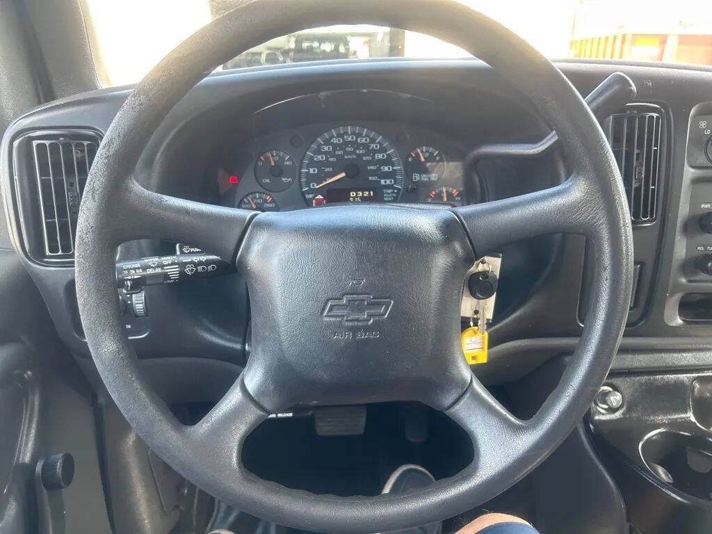 2001 Chevrolet Express Image 9