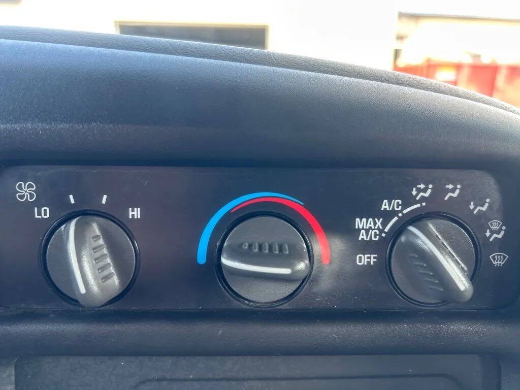 2001 Chevrolet Express Image 12