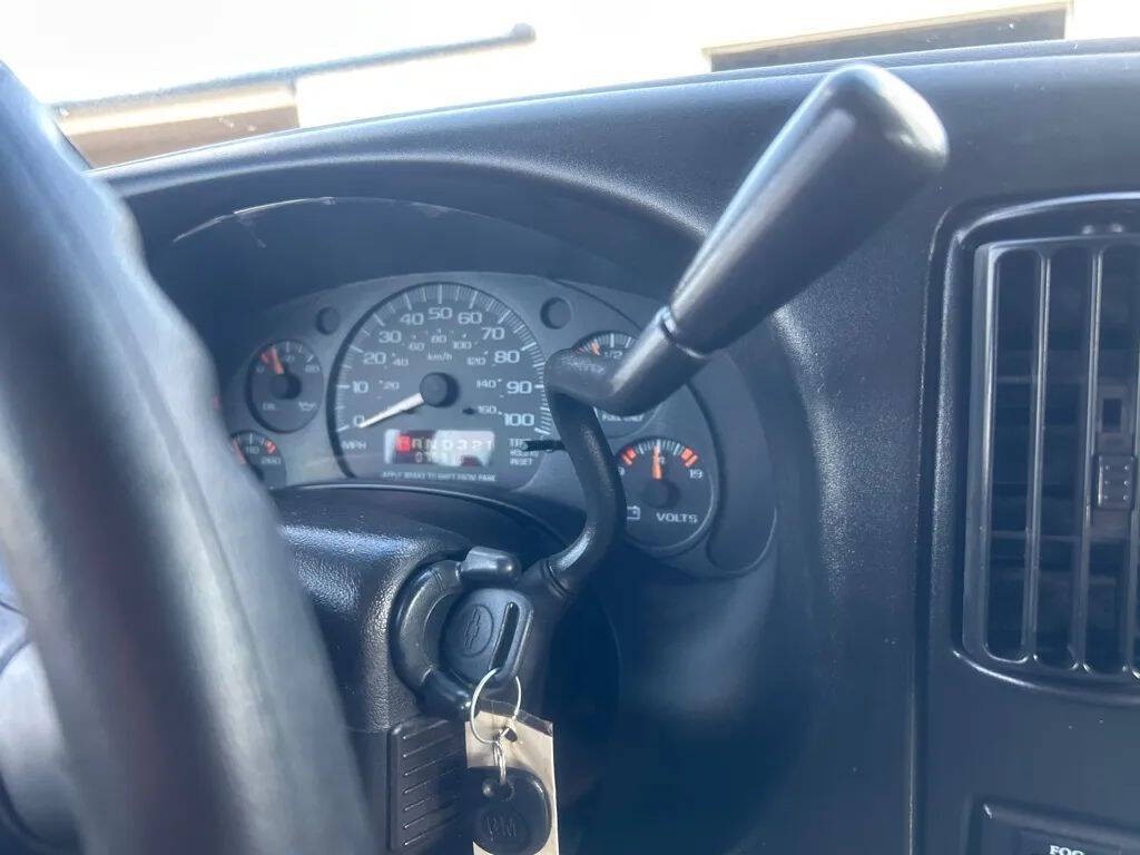 2001 Chevrolet Express Image 13