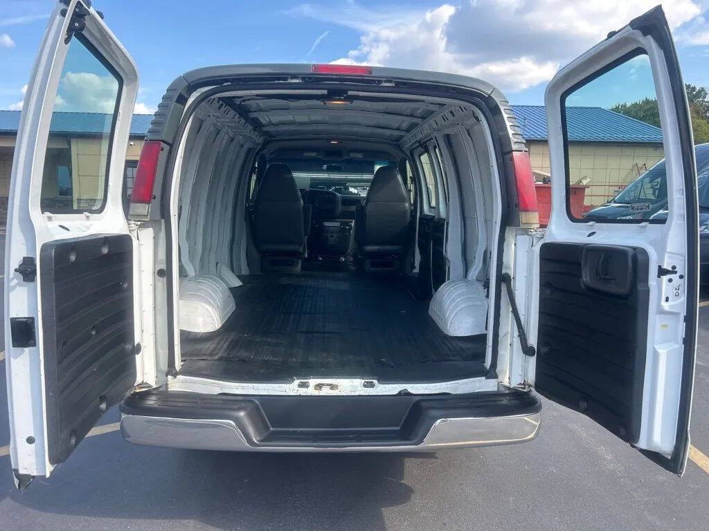 2001 Chevrolet Express Image 18