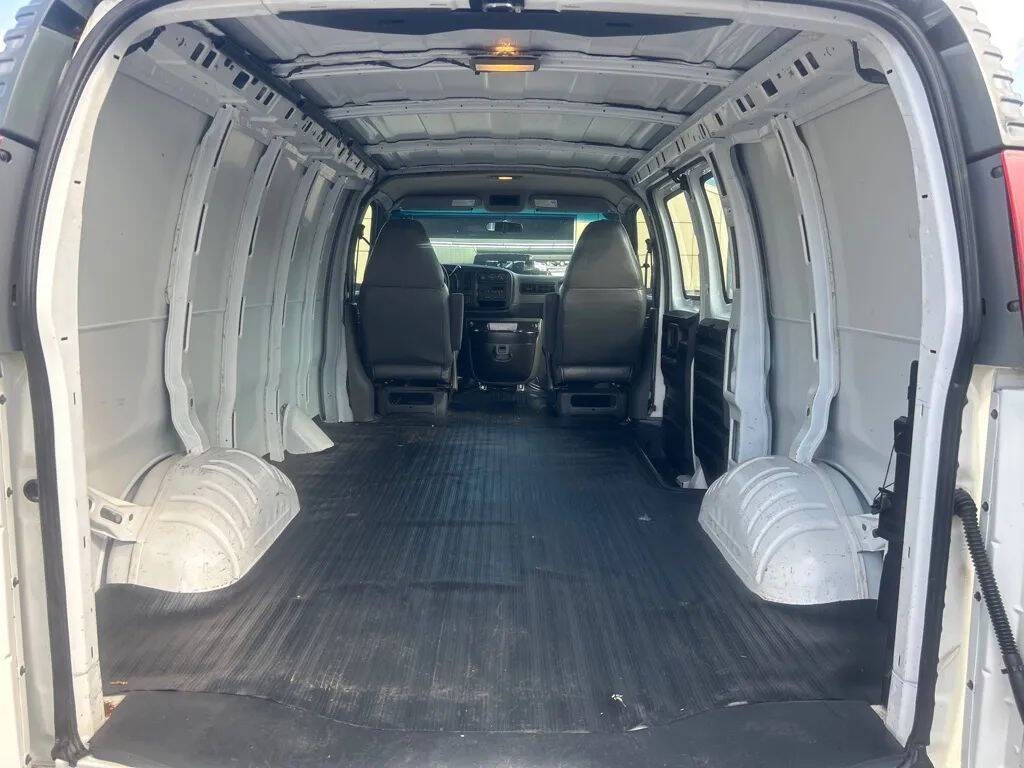 2001 Chevrolet Express Image 19