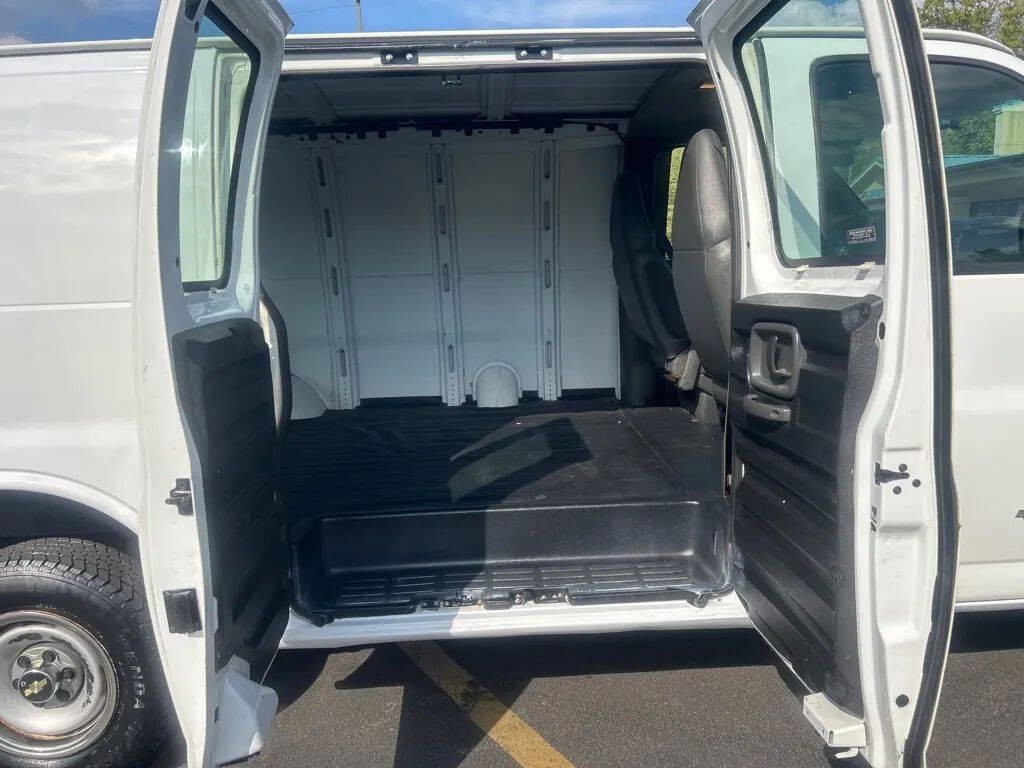 2001 Chevrolet Express Image 20