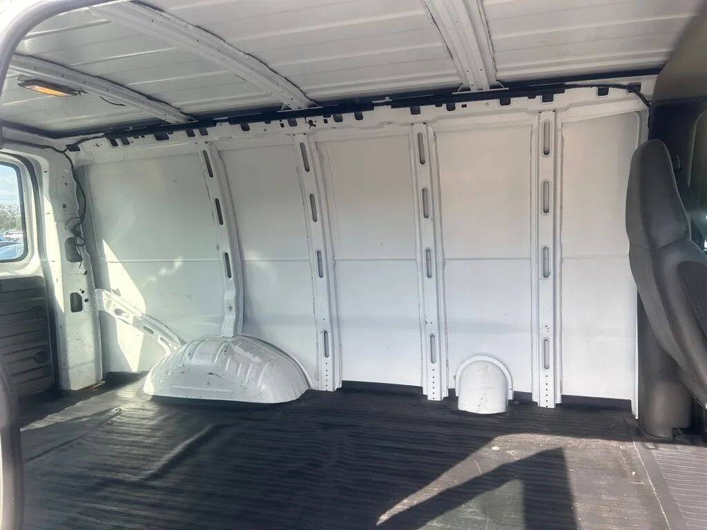 2001 Chevrolet Express Image 21