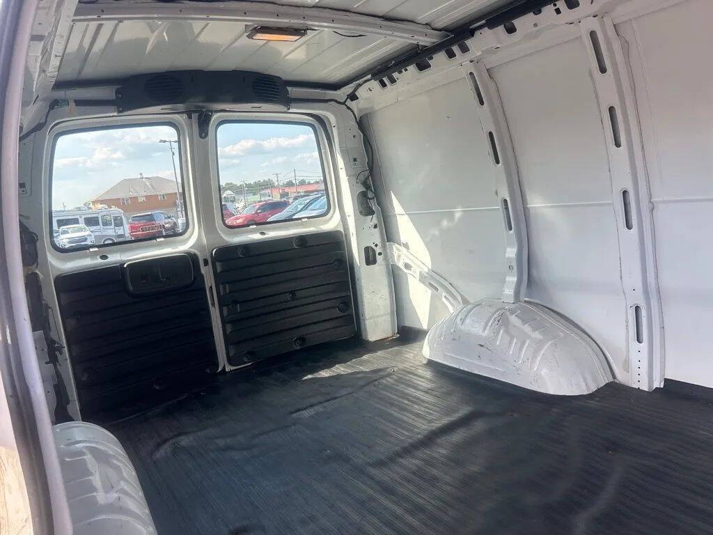 2001 Chevrolet Express Image 22