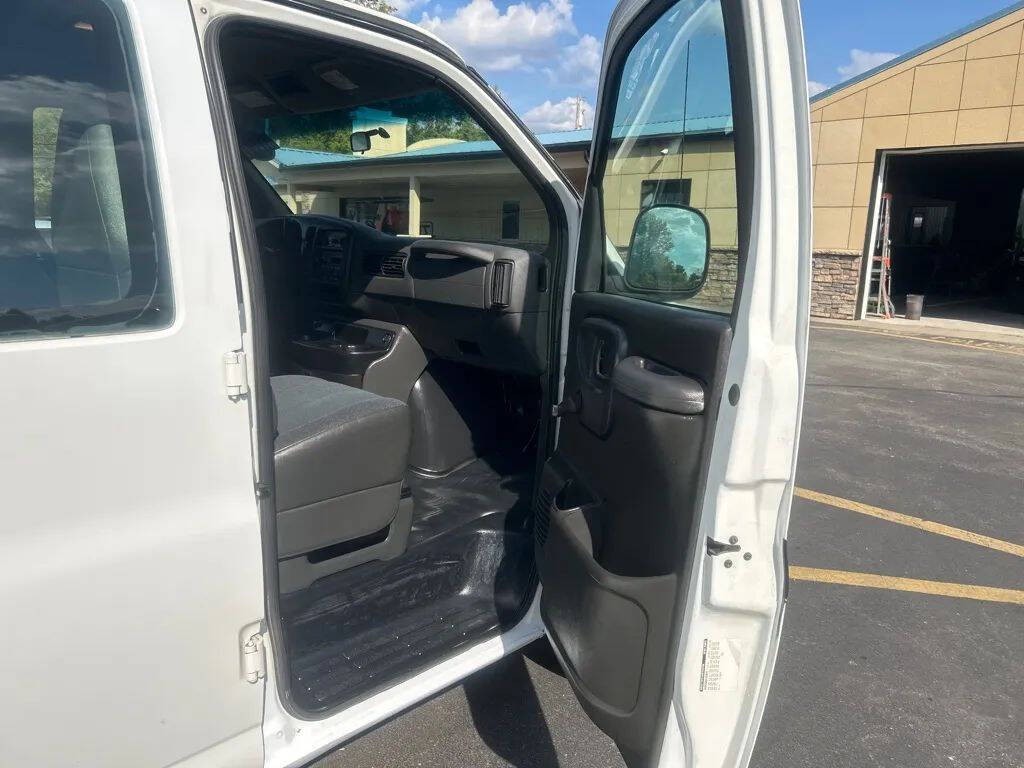 2001 Chevrolet Express Image 23