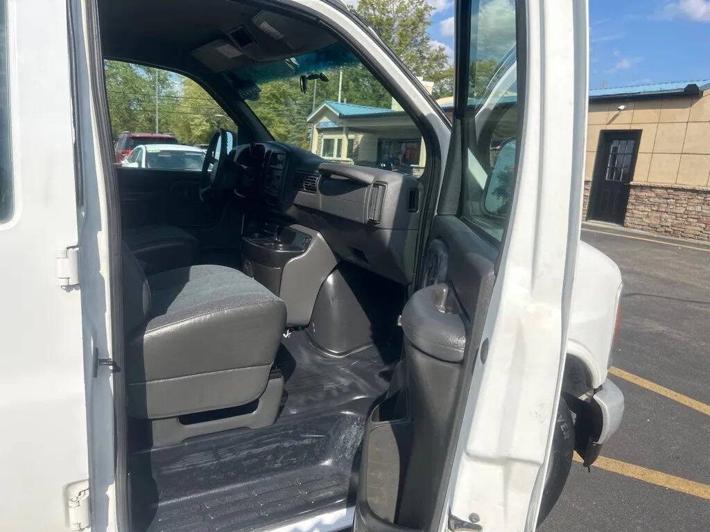 2001 Chevrolet Express Image 24