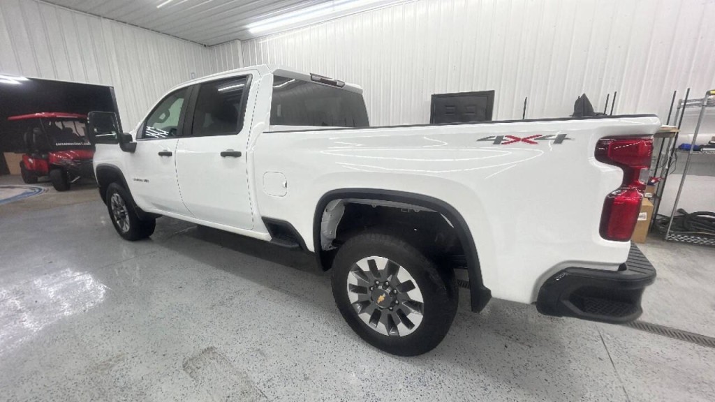2024 Chevrolet Silverado 1500 Image 2