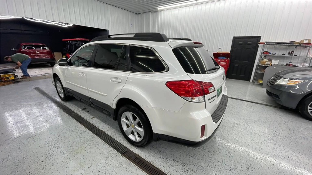 2013 Subaru Outback Image 2