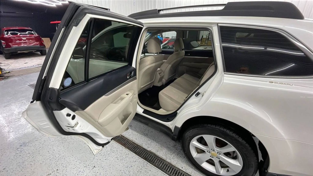 2013 Subaru Outback Image 16