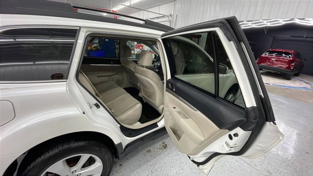 2013 Subaru Outback Image 19