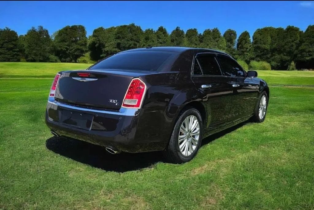 2012 Chrysler 300 Image 4