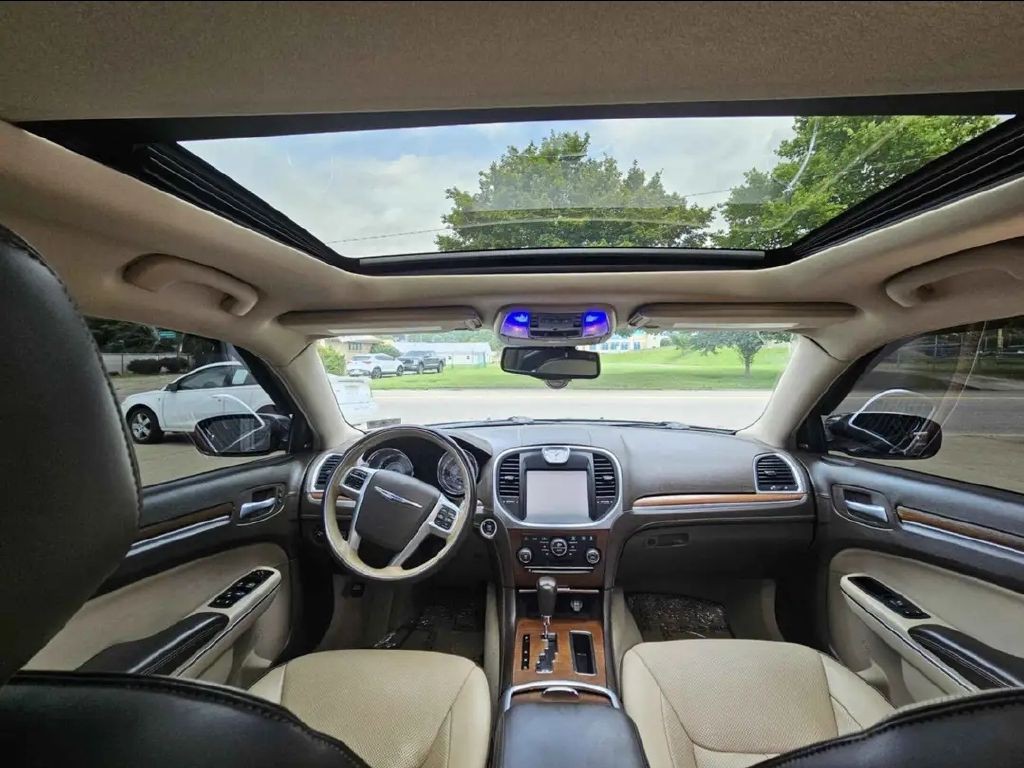 2012 Chrysler 300 Image 5