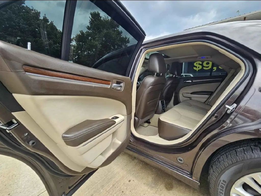 2012 Chrysler 300 Image 6
