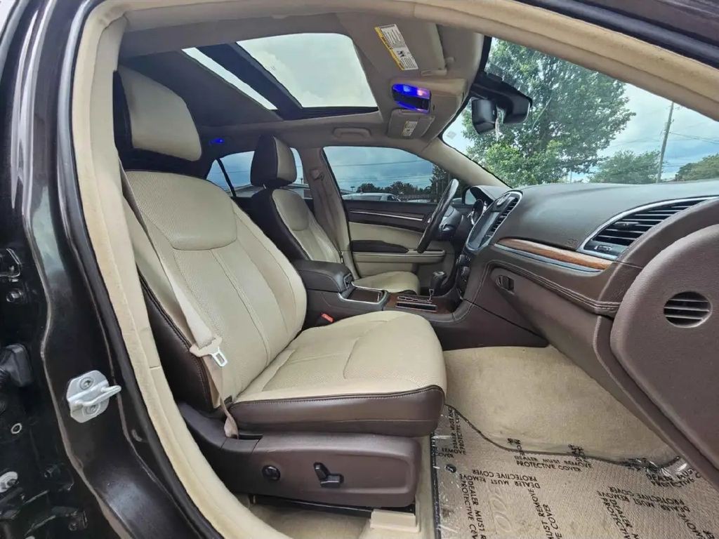 2012 Chrysler 300 Image 7