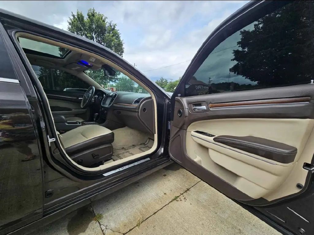 2012 Chrysler 300 Image 8
