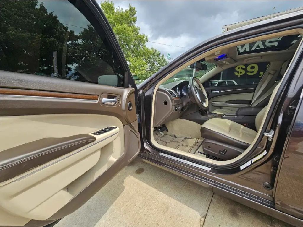 2012 Chrysler 300 Image 9