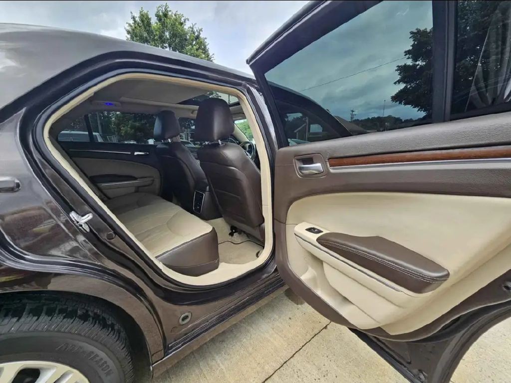 2012 Chrysler 300 Image 10
