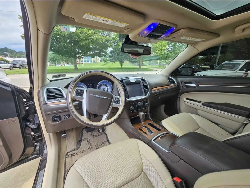 2012 Chrysler 300 Image 11