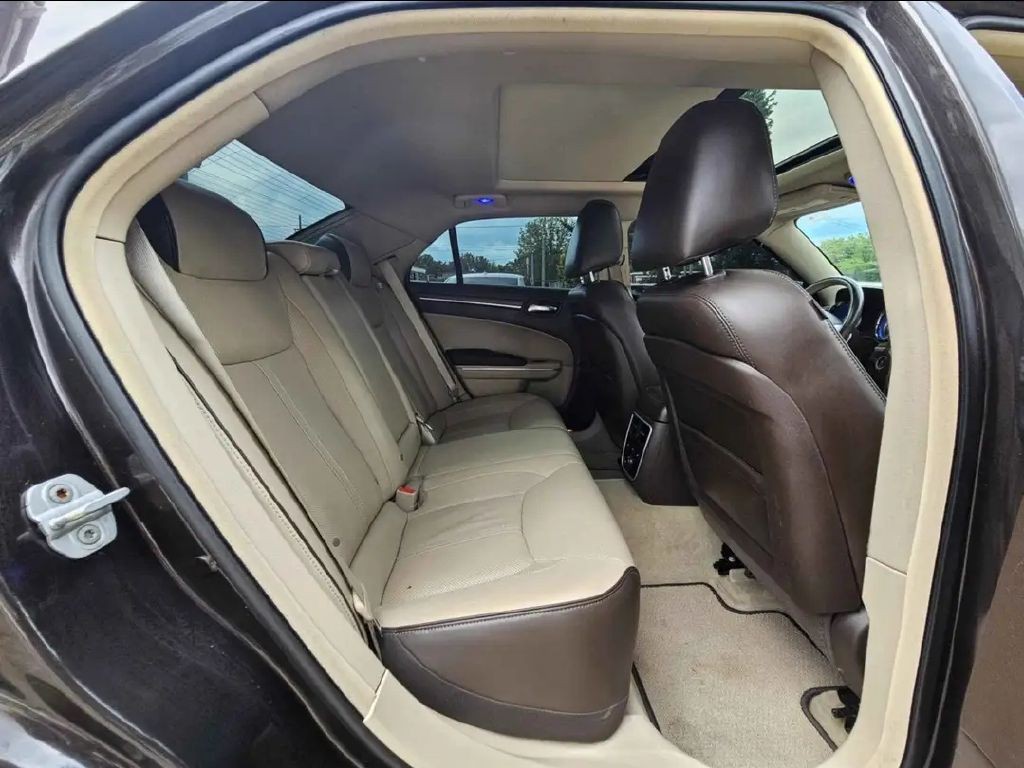 2012 Chrysler 300 Image 12