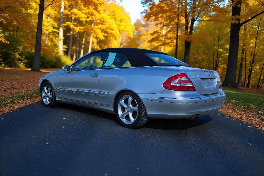 2005 Mercedes-Benz CLK-Class Image 3