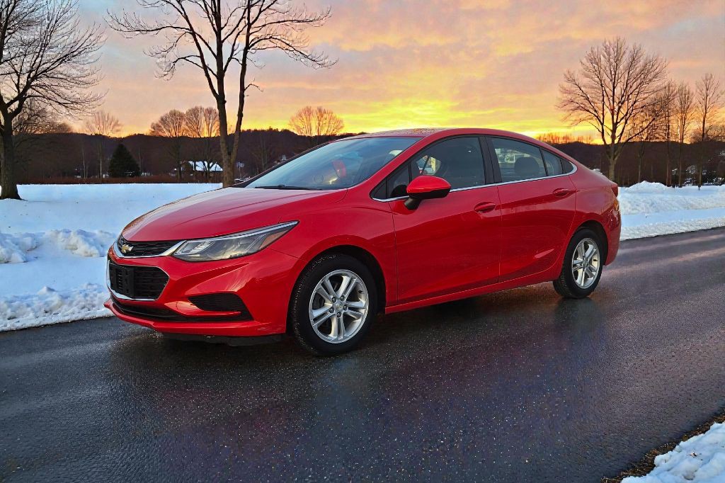 2018 Chevrolet Cruze Image 2